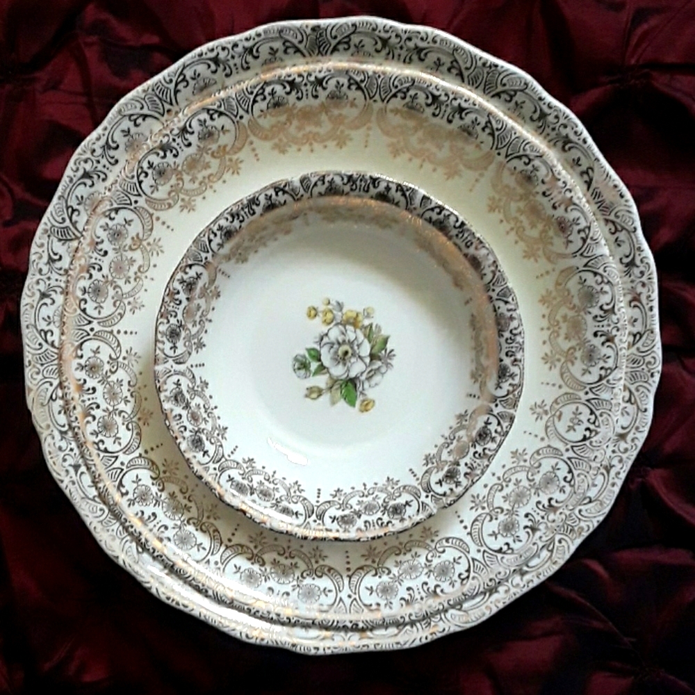 Antique Royal Queen 22 kt. gold dinnerware